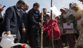 غرس نهال توسط مهرداد بذرپاش وزیر راه و شهرسازی در ایوانکی شهرستان گرمسار استان سمنان همزمان با هفته منابع طبیعی