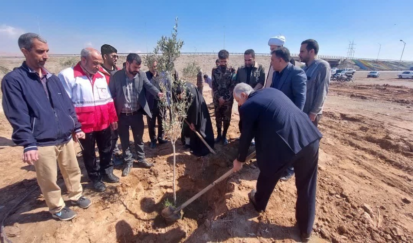 غرس نهال به یاد رهبر شهید در سمنان