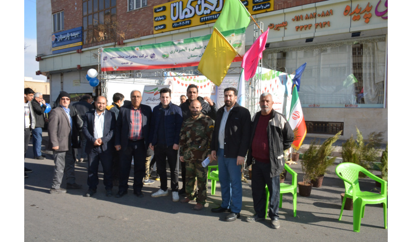 گزارش تصویری/توزیع نمادین نهال در غرفه مراسم راهپیمایی 22 بهمن