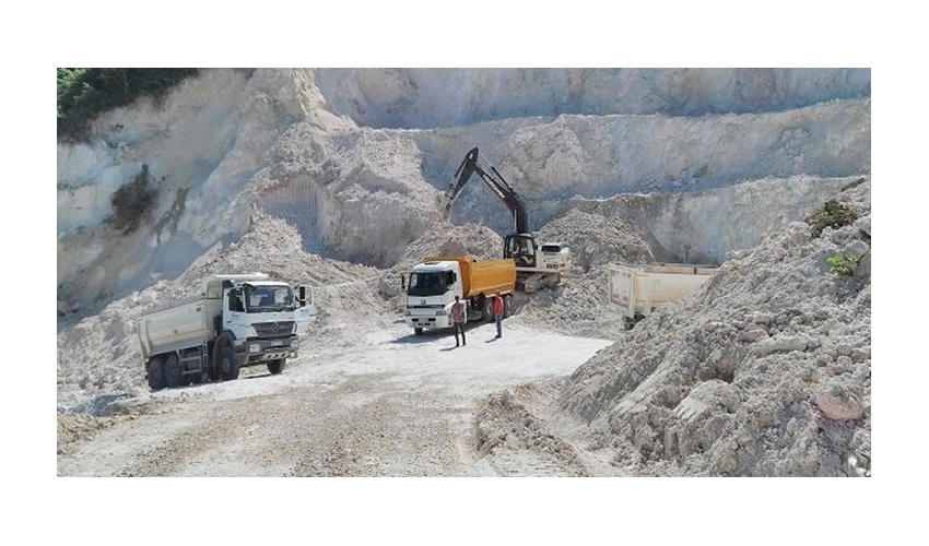 ممانعت از خروج غیرقانونی میلیاردی با ضبط ۱۰۰۰تن ماده معدنی سلستین در کویر طرود