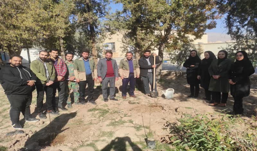 طرح نهضت مردمی کاشت یک میلیارد درخت هم زمان با سراسر کشور با زنگ طبیعت در شهرستان آرادان آغازشد                 گردید.