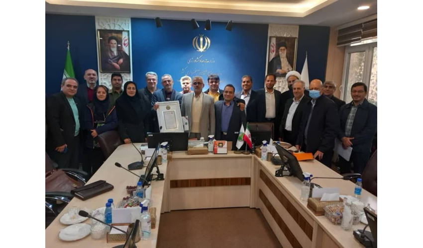 اهدای "نشان مدیر ارشد ارتباط گستر" به رئیس سازمان منابع طبیعی و آبخیزداری کشور 