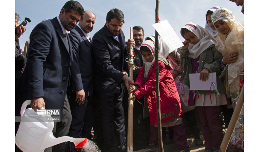 غرس نهال توسط مهرداد بذرپاش وزیر راه و شهرسازی در ایوانکی شهرستان گرمسار استان سمنان همزمان با هفته منابع طبیعی