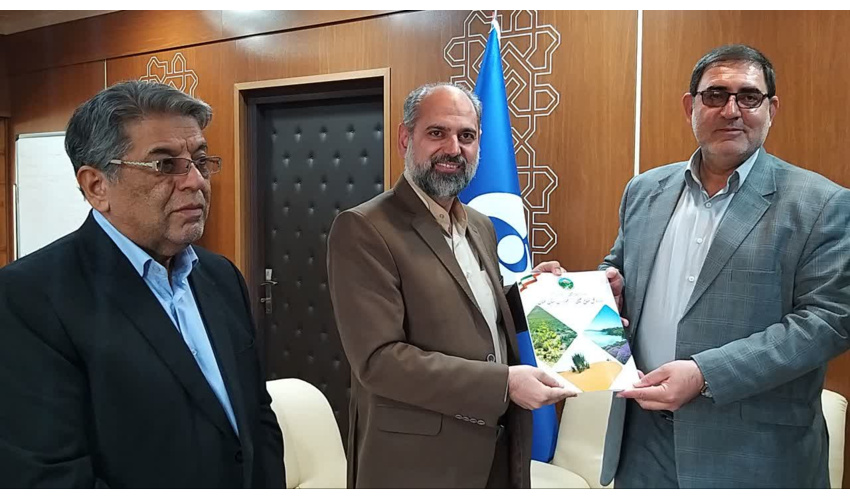 کاشت نهال بمناسبت هفته منابع طبیعی در صدا و سیمای استان سمنان