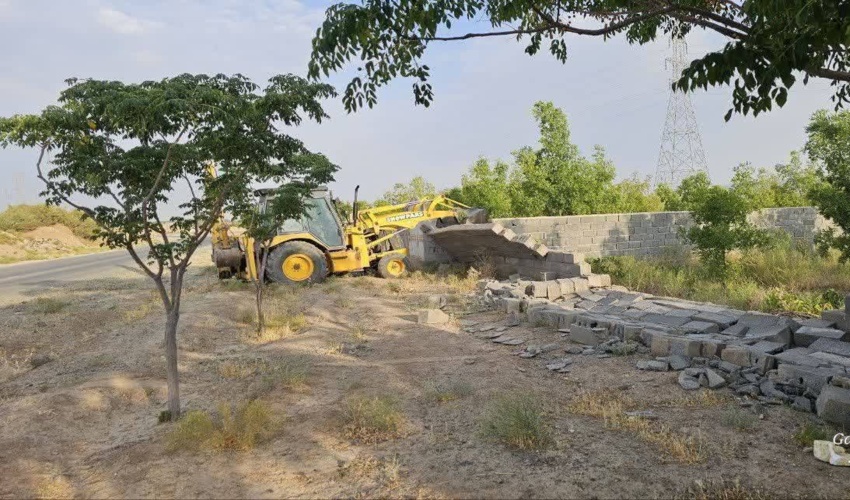 رفع تصرف ۱۰۷۳ متر مربع از اراضی ملی شهرستان آرادان 