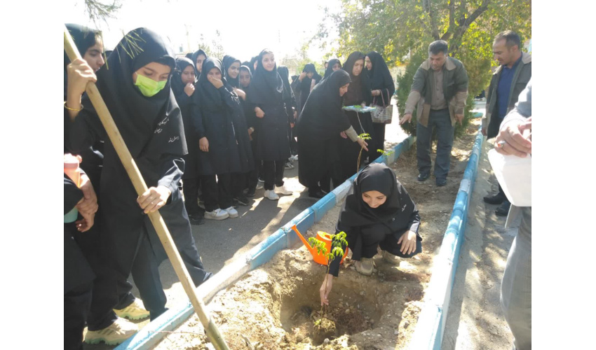 طرح کشت نهال همزمان با آغاز سال تحصیلی در مدارس شهرستان دامغان آغاز شد 