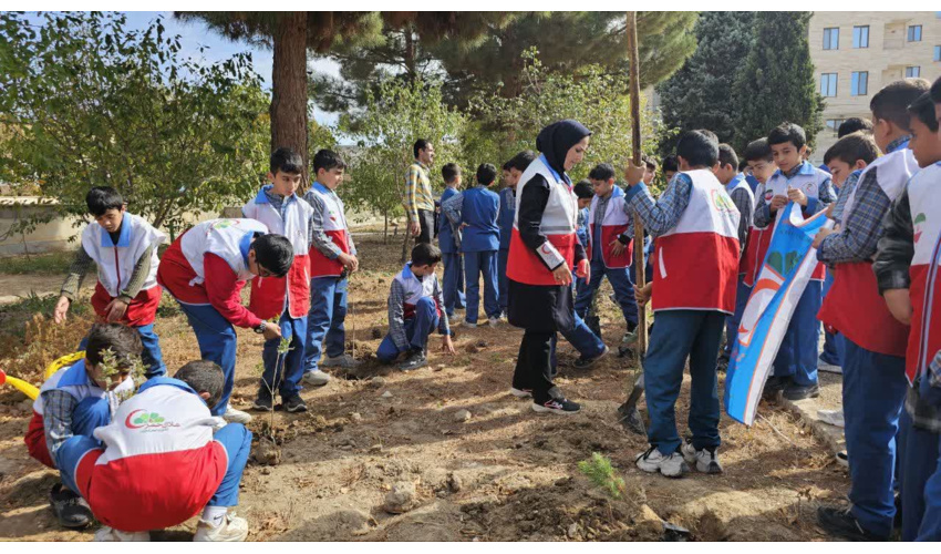 کاشت نهال در راستای طرح پویش ملی کاشت یک میلیارد درخت توسط دانش آموزان مدرسه 