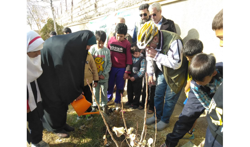 طرح شهید عنایت الله مرادی و آموزش تولید نهال در مدرسه شهدای روستای جزن انجام پذیرفت 