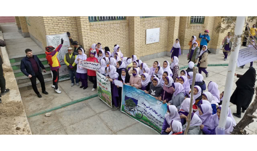 کاشت نهال توسط سفیر صلح و دوستی و سفر حامی منابع طبیعی در مدرسه  شهدای روستای جزن 