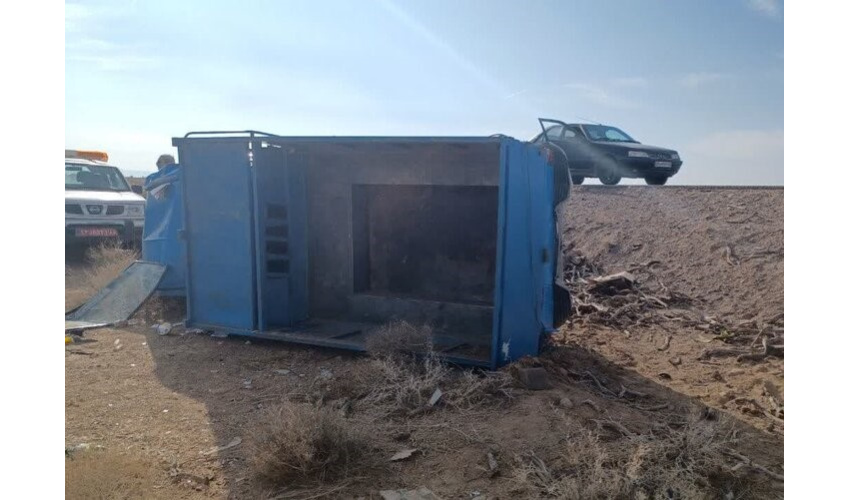  خودروی نیسان حاوی قاچاق چوب تاغ در جاده طرود واژگون شد