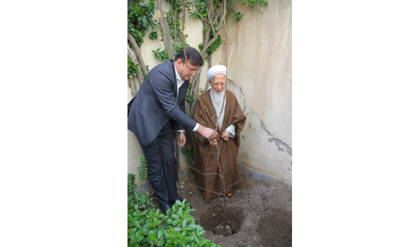 کاشت نهال توسط آیت الله العظمی جوادی آملی در هفته منابع طبیعی