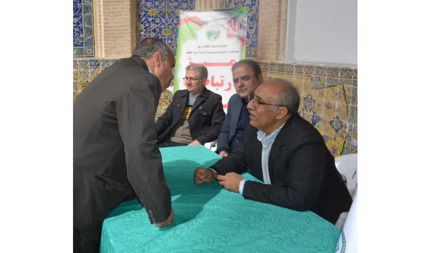 میز خدمت اداره منابع طبیعی و آبخیزداری شهرستان سمنان در مسجد امام خمینی سمنان برپا شد.